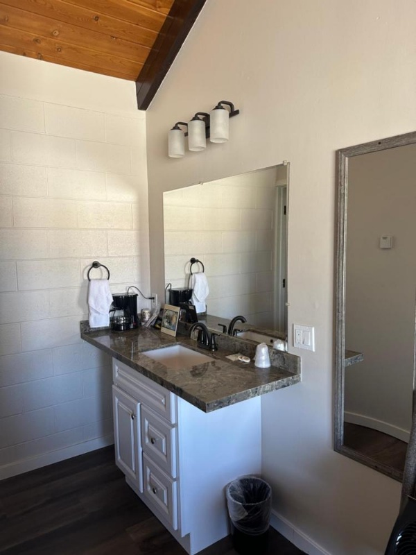 Lee Vining Motel image 101